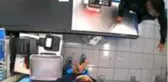 Kasiyere bıçak çekince kafasına turşu kavanozu yiyen gaspçı: Çalışanı tebrik edip kaçtım