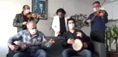 Önce türkü söyledi, sonra uyardı