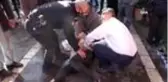 Yoldan geçen kadın sağlıkçılar hayat kurtardı