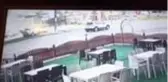 Direksiyon hakimiyetini kaybetti, refüjdeki tabelalara böyle çarptı
