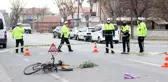 Otomobilin çarptığı bisikletli yaşlı adam ağır yaralandı