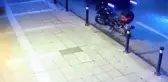 Polis uygulamasını gördü, son sürat geri geri kaçtı
