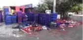 Markete çarpan sebze yüklü kamyon devrildi