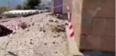 Kurtalan ilçesine bağlı Ağaçlıpınar köyünde depremin etkisiyle yıkılan cami minaresi
