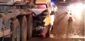 Tıra çarpan hafif ticari araçtaki 3 kişi yaralandı