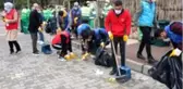Gençler kapıların önünü süpürdü