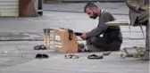 Evinde televizyonu olmadığı için kısıtlamayı duymayan boyacı boş sokakta müşteri bekledi
