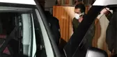 Kısıtlamayı ihlal eden arkadaşının ceza yemesini izleyen genci, ekipler sokak başında kıskıvrak yakaladı