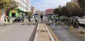 Sokaklar boşalınca belediye yollarda temizlik yaptı
