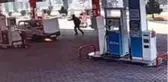 Yakıt aldıktan sonra çalıştırdığı otomobili alev aldı