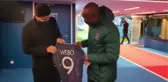 PSG Başkanı Nasser Al-Khelaifi, Webo'ya forma hediye etti