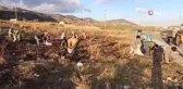 Başkan işçilerle birlikte çöp topladı, vatandaşları uyardı