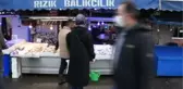 Son dakika haber! Sokağa çıkma kısıtlaması öncesi balık tezgahlarında yoğunluk yaşandı