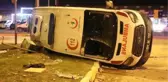 Devrilen ambulansta sağlık görevlileri bebeğe siper olmuş