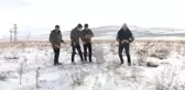 Gönüllü gençler yaban hayatı için doğaya ekmek ve yem bıraktı