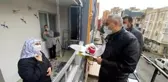 Radyocu, sokağa çıkma kısıtlamasına denk gelen annesinin doğum gününü vinçle pasta sürprizi yaparak kutladı