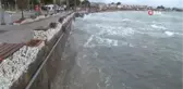 Şiddetli lodos çatı uçurdu, deniz kabardı