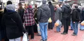 15 liradan satılan hamsi kuyruk oluşturdu