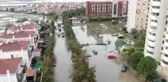Su taşkının ardından araçlar çekiliyor