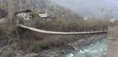Halatları kopan ahşap köprüden tehlikeli geçiş