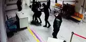 Kendisiyle ilgilenmediğini iddia ettiği doktora dehşeti yaşattı! Bıçaklı saldırı girişimi kamerada