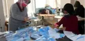 Gönüllü 15 usta öğretici kadın günlük 7 bin maske üretiyor