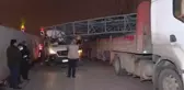 Servis minibüsü, yol kenarında duran kamyonun kasasındaki reklam panosuna çarptı