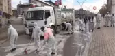 Cadde ve sokaklar korona virüse karşı köpükle yıkandı