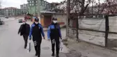 Son dakika haberleri... KASTAMONU - Polis ekipleri kapı kapı gezerek çocukların yüzünü güldürdü