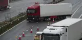 Fransa'nın İngiltere ile sınırını kapatmasının ardından Dover Limanı'nda tır kuyrukları oluşmaya başladı