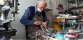 74 yaşında, 60 yıldır ayakkabı tamir ediyor