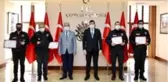 Yaşlı kadını sırtında taşıyan fedakar polislere başarı belgesi