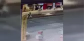 Son dakika haberleri | Motosiklet sürücüsünün araçların altında kalmaktan son anda kurtulması güvenlik kamerasında