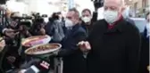Cumhurbaşkanı Erdoğan gazetecilere pestil ve köme ikram etti: Bunu yiyene korona gelmez