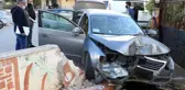 Önü kesilen sürücü paniğe kapılıp duvara çarptı: 1 yaralı