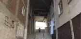 5 katlı binanın altından geçen sokak görenleri şaşırtıyor