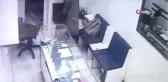 İstanbul'da kuyumcuda bıçaklı gasp dehşeti kamerada
