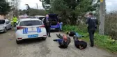 Otomobili bırakıp kaçmaya çalıştılar, havaya ateş açılarak yakalandılar