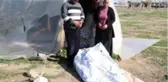 Evleri yanınca çadırda kalan ailenin eşyalarını çaldılar