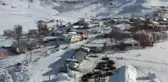 Besiciler, kızaklarla ve sırtlarında taşıdıkları otlarla hayvanlarını besliyor
