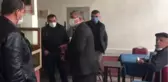 Kıraathaneye düzenlenen baskında karşılarında polisi gören şüphelilerden 