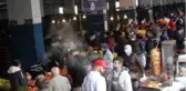 Yeni yılı evlerinde geçirecek olan Antalyalılar pazarlara akın etti, sosyal mesafe hiçe sayıldı