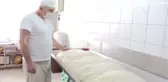 80 yıldır değişmeyen üretim tekniğiyle 6 saatte hazırlanan Abacıbükü ekmeği yarım saatte tükeniyor
