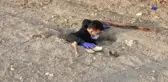 Traktörünün arka tekerleği çukura düşen çiftçi, tesadüfen Roma dönemine ait toplu mezar buldu