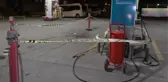 Yakıt dolumu yapılan aracı durdurmak isteyen benzinlik çalışanı ölümden döndü