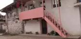 Evinde kurduğu atölyede çocuklar ve komşuları için ahşap eşyalar üretiyor