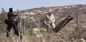 Filistin'in ihtiyar delikanlısı sapanıyla İsrail askerlerine karşı direniyor