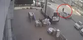 İki aracın çarpıştığı kazaya tanık olan annenin çocuğunu kucağına alarak panikle kaçması kameraya yansıdı