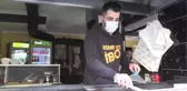 Hazır yemek firması, karantinadaki müşterilerine özel kıyafetli kuryelerle servis yapıyor