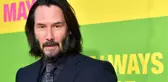 Plajda görüntülenen 56 yaşındaki Keanu Reeves, fiziğiyle göz kamaştırıyor